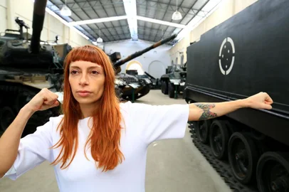  PORTOALEGRE - RS/BR 10.07.2018Andressa Cantergian(branco)i, artista realiza perfomance no Museu do Exército.FOTÓGRAFO: TADEU VILANI - AGÊNCIARBS - EDITORIA: SEGUNDO CADERNO.