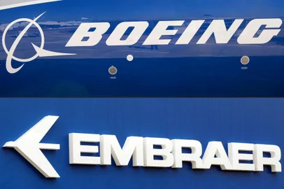 -(FILES) This file photo composition created on December 21, 2017  shows the Boeing logo on the fuselage of a Boeing 787-10 Dreamliner test plane presented on the tarmac of Le Bourget airport near Paris on June 18, 2017, and the logo of Brazils aircraft manufacturer Embraer also taken at Le Bourget airport, on June 23, 2013.On February 2, 2018 Embraer stocks rose almost 5% on the Sao Paulo Stock Exchange, following the leaking of a possible agreement between the Brazilian aircraft manufacturer and the US company Boeing for the joint development of commercial aircrafts. / AFP PHOTO / ERIC PIERMONTEditoria: FINLocal: Le BourgetIndexador: ERIC PIERMONTSecao: merger, acquisition and takeoverFonte: AFPFotógrafo: STF