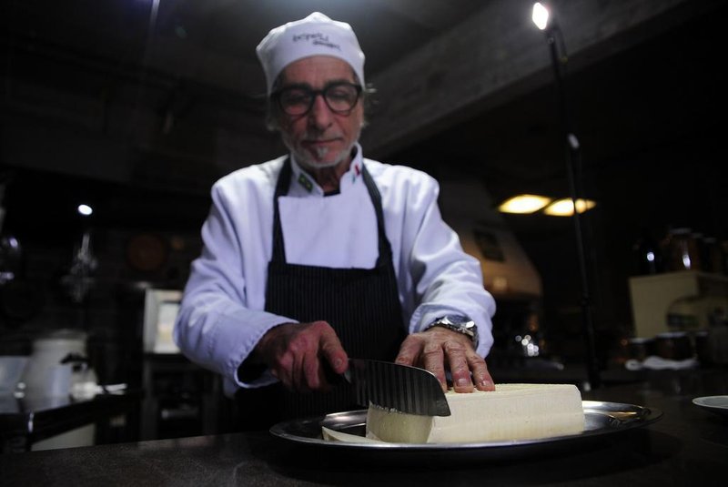  CAXIAS DO SUL, RS, BRASIL, 11/07/2018 - Segunda reportagem da Série Pitadas de Sabor com o chef italiano Giuseppe Giudizi. Ele produz queijos italianos de forma artesanal. (Marcelo Casagrande/Agência RBS)