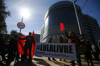  PORTO ALEGRE, RS, BRASIL, 13-07-2018: Ato pela liberdade do ex-presidente Lula, em frente ao TRF4, promovido pelo Partido dos Trabalhadores e outras entidades sindicais (FOTO FÉLIX ZUCCO/AGÊNCIA RBS, Editoria de Notícias).