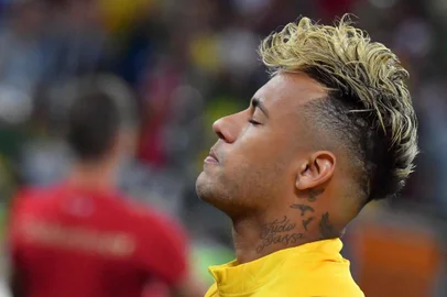  Brazils forward Neymar reacts before the Russia 2018 World Cup Group E football match between Brazil and Switzerland at the Rostov Arena in Rostov-On-Don on June 17, 2018. / AFP PHOTO / Pascal GUYOT / RESTRICTED TO EDITORIAL USE - NO MOBILE PUSH ALERTS/DOWNLOADSEditoria: SPOLocal: Rostov-on-DonIndexador: PASCAL GUYOTSecao: soccerFonte: AFPFotógrafo: STF