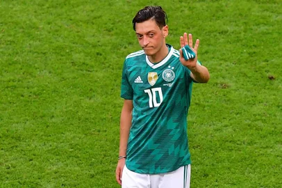  Germanys midfielder Mesut Ozil reacts at the end of the Russia 2018 World Cup Group F football match between South Korea and Germany at the Kazan Arena in Kazan on June 27, 2018.Germany have been eliminated from a World Cup in the first round for the first time since the Second World War, as the holders are knocked out in the group stage for the fourth time this century. / AFP PHOTO / Luis Acosta / RESTRICTED TO EDITORIAL USE - NO MOBILE PUSH ALERTS/DOWNLOADSEditoria: SPOLocal: KazanIndexador: LUIS ACOSTASecao: soccerFonte: AFPFotógrafo: STF