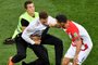  A striker is evacuated from the football pitch by security guards and Croatia's defender Dejan Lovren (R) during the Russia 2018 World Cup final football match between France and Croatia at the Luzhniki Stadium in Moscow on July 15, 2018. / AFP PHOTO / Alexander NEMENOV / RESTRICTED TO EDITORIAL USE - NO MOBILE PUSH ALERTS/DOWNLOADSEditoria: SPOLocal: MoscowIndexador: ALEXANDER NEMENOVSecao: soccerFonte: AFPFotógrafo: STF