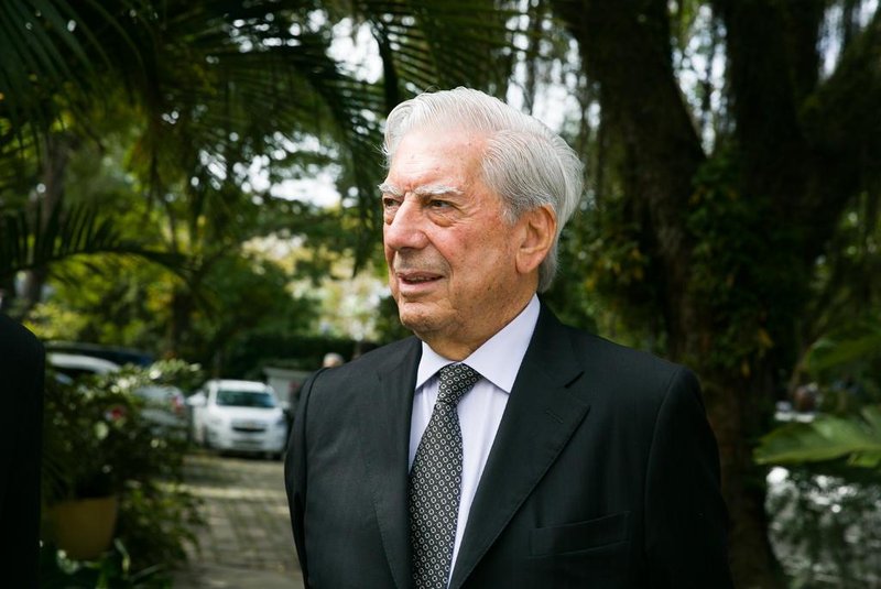  PORTO ALEGRE, RS, BRASIL,11-05-2016. O escritor peruano Mario Vargas Llosaparticipa de um almoço para intelectuais e patrocinadores do Fronteiras do Pensamento no Britsh Club. (FOTO ANDRÉA GRAIZ/AGÊNCIA RBS, REDE SOCIAL).