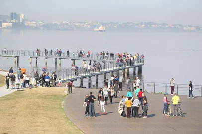 PORTO ALEGRE, RS, BRASIL, 15-07-2018.  Manhã ensolarada fez centenas pessoas aproveirem a Orla do guaíba, na Usina do Gasômetro. (FOTO: FERNANDO GOMES/AGÊNCIA RBS)