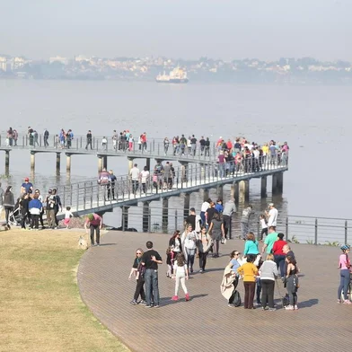 PORTO ALEGRE, RS, BRASIL, 15-07-2018.  Manhã ensolarada fez centenas pessoas aproveirem a Orla do guaíba, na Usina do Gasômetro. (FOTO: FERNANDO GOMES/AGÊNCIA RBS)