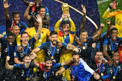  Frances goalkeeper Hugo Lloris holds the trophy as he celebrates with teammates during the trophy ceremony at the end of the Russia 2018 World Cup final football match between France and Croatia at the Luzhniki Stadium in Moscow on July 15, 2018. / AFP PHOTO / Alexander NEMENOV / RESTRICTED TO EDITORIAL USE - NO MOBILE PUSH ALERTS/DOWNLOADSEditoria: SPOLocal: MoscowIndexador: ALEXANDER NEMENOVSecao: soccerFonte: AFPFotógrafo: STF