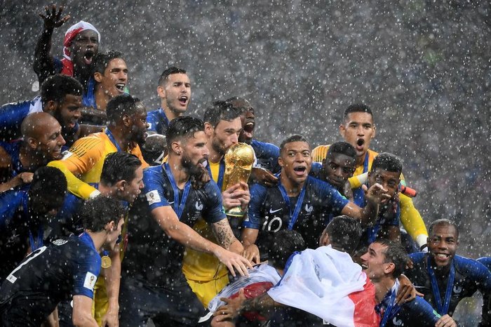 Temporal, peixinhos e palmas entre rivais: a festa no campo da final da Copa  do Mundo