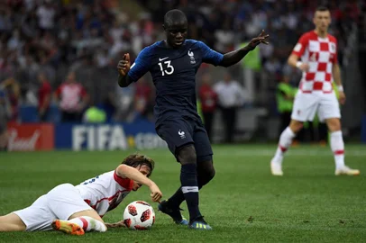 Croatias midfielder Luka Modric (L) vies with Frances midfielder NGolo Kante (C) during the Russia 2018 World Cup final football match between France and Croatia at the Luzhniki Stadium in Moscow on July 15, 2018. / AFP PHOTO / CHRISTOPHE SIMON / RESTRICTED TO EDITORIAL USE - NO MOBILE PUSH ALERTS/DOWNLOADS