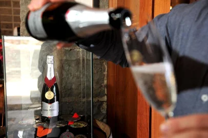 CAXIAS DO SUL, RS, BRASIL, 05/10/2017. Vinícola Casa Perini tem espumante moscatel premiado como o melhor do mundo/quinto melhor entre as bebidas de uva (quatro primeiros lugares são para vinhos). A premiação internacional leva em conta o ranking de prêmios atribuídos às bebidas. Na foto, o enólogo-chefe da vinícola, Leandro Santini. (Diogo Sallaberry/Agência RBS)