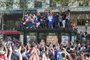 Supporters cheer as they greet Frances national football team players as they parade down the Champs-Elysee avenue in Paris, on July 16, 2018 after winning the Russia 2018 World Cup final football match. / AFP PHOTO / ZAKARIA ABDELKAFI