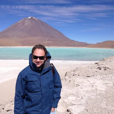 O vulcão Licancabur, na fronteira do Chile com a Bolívia, tem esta paisagem deslumbrante visto do lado boliviano, com a lagoa azul a emoldurá-lo.Eduardo Neumann De Porto Alegre, em setembro de 2015