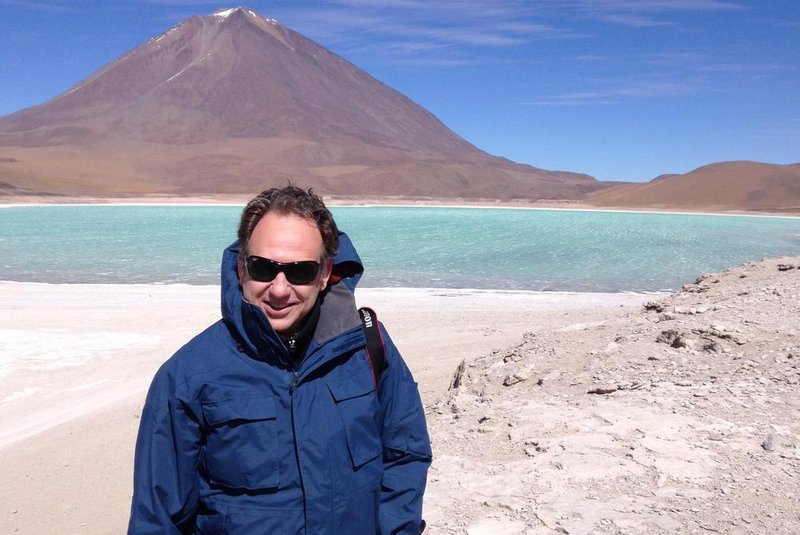 O vulcão Licancabur, na fronteira do Chile com a Bolívia, tem esta paisagem deslumbrante visto do lado boliviano, com a lagoa azul a emoldurá-lo.Eduardo Neumann De Porto Alegre, em setembro de 2015