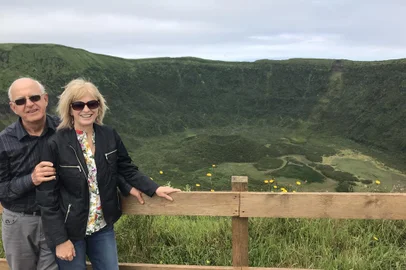 Maria Eloisa Possebon Gazzo, 65 anos, e Amilton Monteiro Gazzo, 73 anos, são nutricionistas em Canoas. Na foto, aparecem na Lagoa do Fogo, que ocupa uma caldeira vulcânica