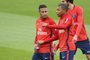 Paris Saint-Germain's Brazilian forward Neymar (L) and Paris Saint-Germain's French forward Kylian Mbappe talk during a training session at the club's training centre in Saint-Germain-en-Laye, near Paris, on September 6, 2017. / AFP PHOTO / CHRISTOPHE SIMON