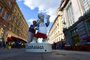  A woman poses next to Russia 2018 World Cup mascot "Zabivaka" in  Saint Petersburg on June 14, 2018. / AFP PHOTO / GIUSEPPE CACACEEditoria: SPOLocal: Saint PetersburgIndexador: GIUSEPPE CACACESecao: soccerFonte: AFPFotógrafo: STF