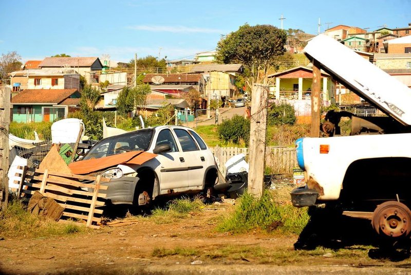 CAXIAS DO SUL, RS, BRASIL 12/07/2018Pioneiro faz blitz em busca de veículos abandonados nas ruas de CaxiasCaminhonete e corsa na Rua dos Rouxinóis, Vila Ipê(Lucas Amorelli/Agência RBS)