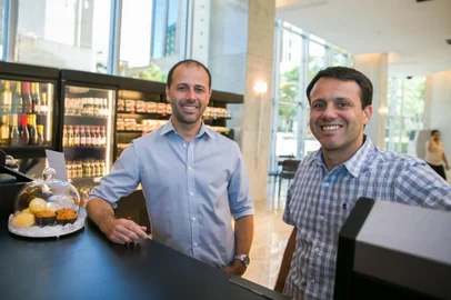  PORTO ALEGRE, RS, BRASIL, 15-02-2016. Carlo e Sandro Zanette. Z café da rua Soledade implementa novo sistema de produtos Take Away, toten para pagamento sem necessidade de ter atendente e funcionamento 24 horas. (FOTO ANDRÉA GRAIZ/AGÊNCIA RBS, REDE SOCIAL).