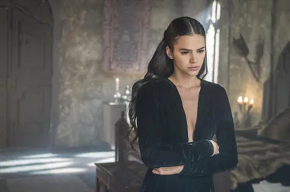 Em Deus Salve o Rei, capítulo 166. Catarina (Bruna Marquezine). Ela se vira, espantada e vê Augusto (Marco Nanini) bem na sua frente. 