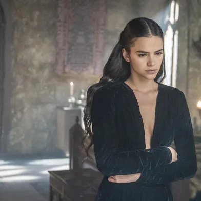 Em Deus Salve o Rei, capítulo 166. Catarina (Bruna Marquezine). Ela se vira, espantada e vê Augusto (Marco Nanini) bem na sua frente. 