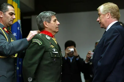 CHILE-HAITI-BRASIL-RIBEIRO PEREIRA-RAVINET-ONU-MINUSTAHEl Comandante de la Fuerza Militar de la Misión de Naciones Unidas para la estabilización de Haiti (Minustah), Teniente General de Ejército de Brasil, Augusto Heleno Ribeiro Pereira (C) es condecorado con la Gran Estrella al Mérito Militar por el Ministro de Defensa chileno Jaime Ravinet (D), en Santiago, el 17 de agosto de 2005. AFP PHOTO/Luis HIDALGO / AFP PHOTO / LUIS HIDALGOEditoria: POLLocal: SANTIAGOIndexador: LUIS HIDALGOSecao: politics (general)Fonte: AFP