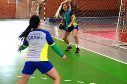  CAXIAS DO SUL, RS, BRASIL, 11/07/2018. Treino da Seleção Brasileira de Handebol de Surdos, no Ginásio Poliesportivo da UCS. Apresentação do Mundial que acontece em Caxias. Na foto, a jogadorea Fernanda Caporal. (Diogo Sallaberry/Agência RBS)