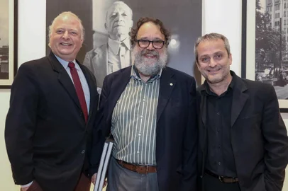 Presidente do Sindha recebeu amigos, autoridades e imprensa em evento realizado no Memorial do Rio Grande do Sul. NA FOTO: Gunter Axt, Fernando Bueno e Flávio Wild