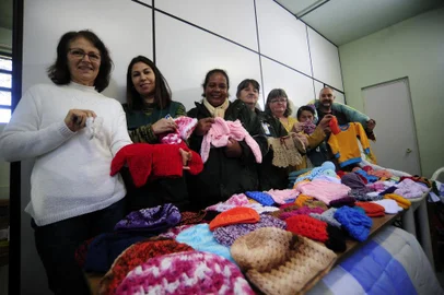 CAXIAS DO SUL, RS, BRASIL, 18/07/2018 - Grupo se reúne para confeccionar peças de roupas e edredons para entregar às crianças internadas no HG. NA FOTO: Sueli Giacomelli, Marilda Soares, Fátima Ramos,  Neide Freitas, Elenice Freitas Sakszwwski,  Rosa Fernandes  e  Rodrigo Moraes. (Marcelo Casagrande/Agência RBS)