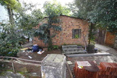  PORTO ALEGRE, RS, BRASIL, 20-07-2018: Local da chacina no bairro Passo das Pedras. Com sete mortos é a maior do século em Porto Alegre. As vítimas seriam cinco homens e duas mulheres grávidas. Crime ocorreu em uma residência na Rua Gregório Beheregaray Filho, no bairro Passo das Pedras, na zona norte de Porto Alegre, por volta das 20h de 19 de julho de 2018 (FOTO FÉLIX ZUCCO/AGÊNCIA RBS, Editoria de Notícias).