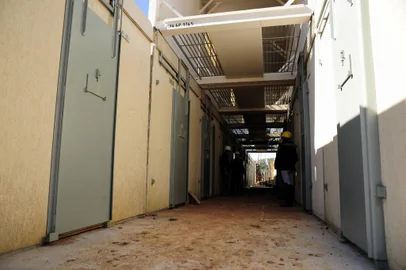  BENTO GONÇALVES, RS, BRASIL, 12/07/2018 - Avança a construção do novo presídio de Bento Gonçalves. Já estão instaladas as 48 celas divididas em duas galerias. A visita foi acompanhada pelo diretor da atual casa, Volnei Zago, e o engenheiro responsável Fernando Yaluk. (Marcelo Casagrande/Agência RBS)