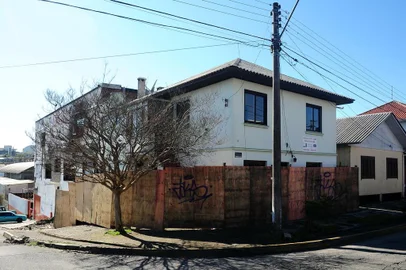  CAXIAS DO SUL, RS, BRASIL, 19/07/2018. No dia 21 de julho completa três meses do incêndio que destruiu uma loja de colchões na BR-116, no bairro Sagrada Família, atingindo também casas vizinhas. Os moradores ainda estão alojados em casas de parentes e aguardam o laudo do IGP sobre o que causou o incêndio. (Diogo Sallaberry/Agência RBS)