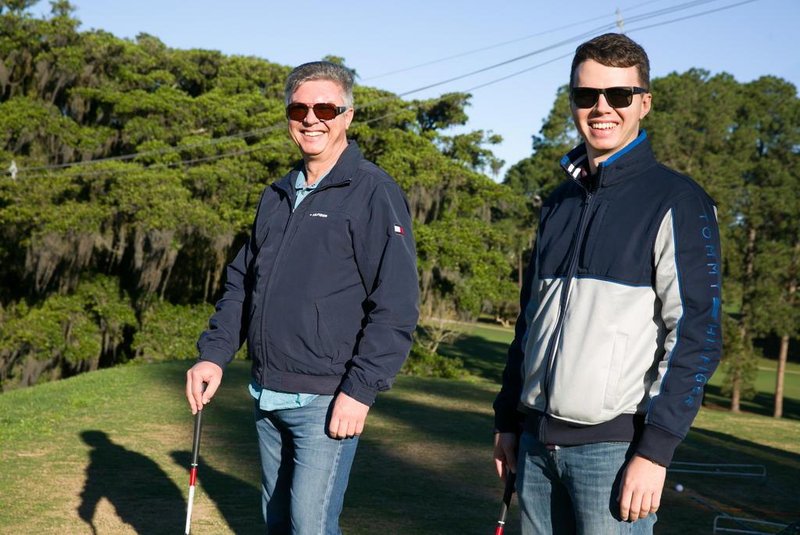  PORTO ALEGRE, RS, BRASIL, 21-07-2018.  Eduardo e Gabriel Biehl . Projeto Golf Experience no Porto Alegre Country Club pra ensinar o básico de golfe pra pessoas interessadas no esporte.  (FOTO ANDRÉA GRAIZ/AGÊNCIA RBS)Indexador: Andrea Graiz