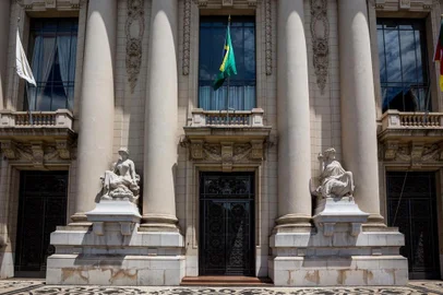  PORTO ALEGRE, RS, BRASIL, 02/02/2017 : Especial monumentos - Estátuas da fachada do Palácio Piratini  . (Omar Freitas/Agência RBS)Indexador: Omar Freitas