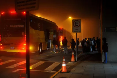  CAXIAS DO SUL, RS, BRASIL 23/07/2018Voos do Aeroporto de Caxias são cancelados por causa da neblina. Passageiros do voo noturno da Gol são levados de ônibus para Porto Alegre. De lá, pegarão voo para São Paulo pela manhã.(Lucas Amorelli/Agência RBS)