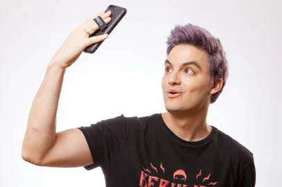 O youtuber, ator, comediante, escritor e empresário Felipe Neto faz sucesso por onde quer que passe. O dono de um canal com mais de 21 milhões de inscritos trará seu espetáculo Megafest pro Centro de Eventos Petry, em Biguaçu, neste sábado, 2 de junho. Quer ir lá de graça acompanhar a performance desse ídolo de crianças e adolescente, que tem como marcas registradas a irreverência e o cabelo colorido? Pois a HORA vai levar 5 leitores (com direito a um acompanhante cada!) na faixa. Isso mesmo, de graça! E é bem fácil participar: