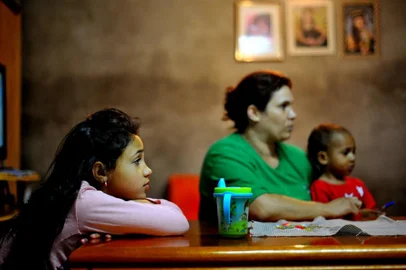  CAXIAS DO SUL, RS, BRASIL 20/07/2018Maria Eduarda, 9, voltou para Caxias há cerca de dois meses e não conseguiu vaga em escola perto de casa. A expectativa da família é que a prefeitura forneça transporte para que ela estude na escola Dante Marcucci, a quase 5 km de casa, na volta das férias de inverno.Nas fotos: Andreia Patrício, 33, montadora, com os filhos Maria Eduarda, 8, Lorenzo, 1, e o marido Evandro, 44. (Lucas Amorelli/Agência RBS)