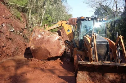 Deslizamentos na BR-116, na altura do Km 98,9, em São Marcos, interrompem o trânsito em uma das pistas da rodovia. Queda na quinta-feira.
