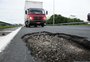 Pneus furados e transtornos: as vítimas de um buraco na freeway, em Porto Alegre