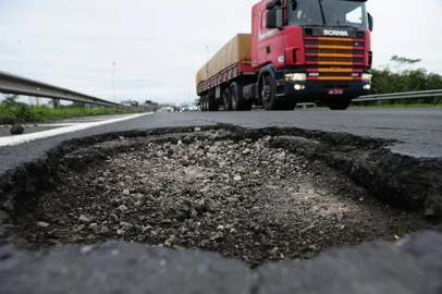  PORTO ALEGRE, RS, BRASIL, 27-07-2018. Pneus furados e transtornos: as vítimas de um buraco na freeway, em Porto AlegreCratera está localizada na faixa da direita da rodovia, em cima do viaduto com a BR-116, na chegada a Capital. (RONALDO BERNARDI/AGÊNCIA RBS)