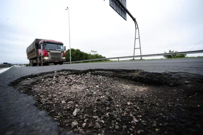  PORTO ALEGRE, RS, BRASIL, 27-07-2018. Pneus furados e transtornos: as vítimas de um buraco na freeway, em Porto AlegreCratera está localizada na faixa da direita da rodovia, em cima do viaduto com a BR-116, na chegada a Capital. (RONALDO BERNARDI/AGÊNCIA RBS)