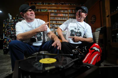  CAXIAS DO SUL, RS, BRASIL 26/07/2018Para reviver os anos 1980, DJs Jaime Rocha (D) e Rocha Netto (E) mesclam rock e dance em festa na Villa Basilico. Uma festa ao melhor estilo oitentista, celebrando a parceria inédita entre dois ícones da noite caxiense. Este é clima que tomará conta da Villa Basilico, no Complexo Fabbrica. (Felipe Nyland/Agência RBS)