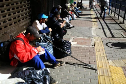  PORTO ALEGRE, RS, BRASIL - Grupo de voluntários a mais de um ano dão comida e doam roupas para moradores de rua no Viaduto da Obirici aos domingos, na capital.Indexador: Jefferson Botega