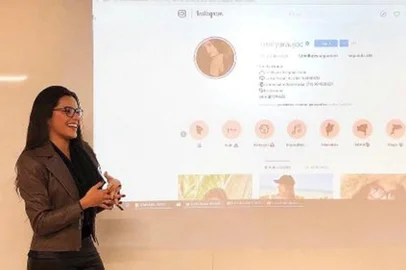 Campeã de Big Brother Brasil 17, Emilly Araújo postou foto na sexta-feira passada dando palestra sobre a vida de digital influencer e a sua relação com os fãs. Segundo o site Uol, foi para para pós-graduandos. 