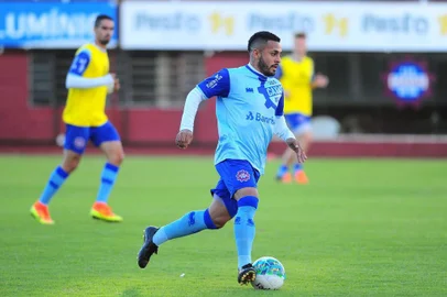  CAXIAS DO SUL, RS, BRASIL, 17/04/2018. Treino do Caxias no estádio Centenário. A SER Caxias se prepara para a estreia no série D do Campeonato Brasileiro, no próximo domingo (22/04). Na foto, meia Diogo Miranda. (Porthus Junior/Agência RBS)
