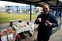  CAXIAS DO SUL, RS, BRASIL, 24/07/2018. Vendedores ambulantes vendem pães, trufas, cucas, salgados e chocolate quente na Estação Principal de Integração Imigrante (EPI Imigrante). (Diogo Sallaberry/Agência RBS)