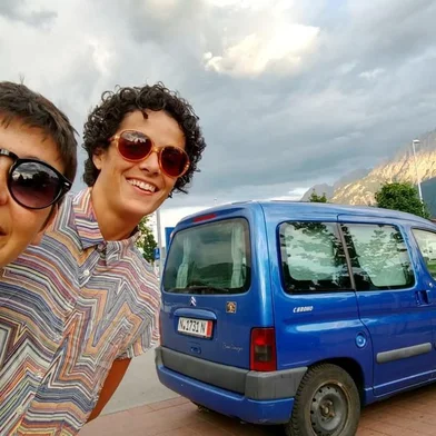 A Cia Palma deixou Caxias no início de junho para iniciar uma temporada de verão pela Europa. Isandria e Renata já estiveram em Portugal, Alemanha e Áustria, trabalhando de forma independente com o espetáculo Segunda Tentativa. Na Alemanha e na Áustria acompanharam alguns festivais de Buskers (artista de rua). E agora estão viajando em direção a San Marino na Itália, onde vão participar do Festival SMIAF (San Marino International Arts Festival). Depois desta temporada de verão, a ideia da dupla é fazer uma residência artística para aprimorar o outro espetáculo da companhia, Pé de Vela. Elas estão buscando espaços artísticos tanto no Brasil como na Europa.Saiba mais em ciapalma.com
