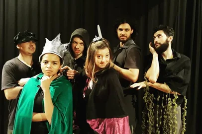 Estudantes do curso de extensão da Universidade de Caxias do Sul Montagem Teatral: a comicidade do clássico apresentarão, no teatro do Bloco B, o resultado do trabalho dramatúrgico de um semestre: a peça Ubu Rei, adaptação da obra de Alfred Jarry.