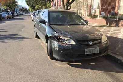 Carro abandonado na Avenida Ceará, na zona norte de Porto Alegre