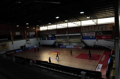  CAXIAS DO SUL, RS, BRASIL, 02/08/2018. Técnico Rodrigo Barbosa, do Caxias do Sul/Banrisul dá entrevista falando da possível desistência da equipe de basquete do NBB 11. Na foto, imagens geral do ginásio do Vascão. (Porthus Junior/Agência RBS)