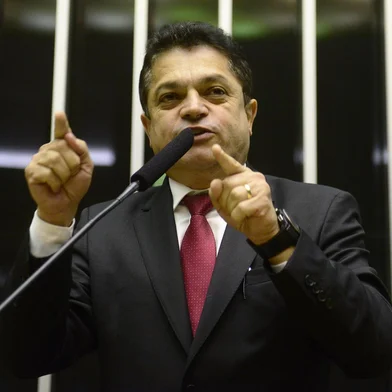 Deputado federal João Rodrigues (PSD-SC) durante discussão com Jean Wyllys (PSOL-RJ) na tribuna da Câmara dos Deputados.